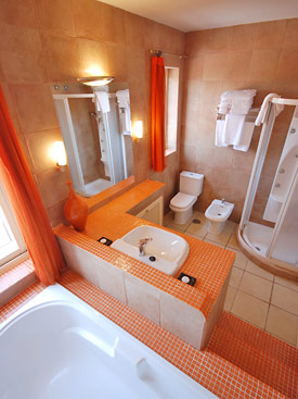 En suite bathroom to the master bedroom