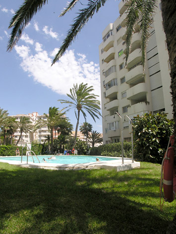 Puerto Paraiso is a stylish apartment for rent near the marina of